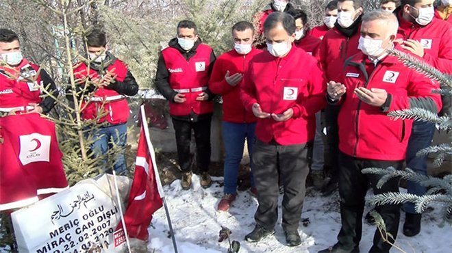 Elazığ'daki depremde hayatını kaybedenler, mezarları başında anıldı