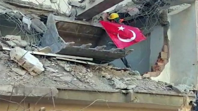 Elazığ'daki yıkımda işçinin bayrak hassasiyeti