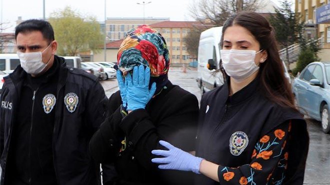 Elindeki sıvıyı asansör ve kapılara süren kadın yakalandı