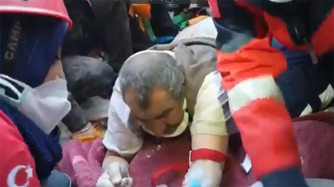 Enkazdan 26 saat sonra yaralı olarak kurtarıldı