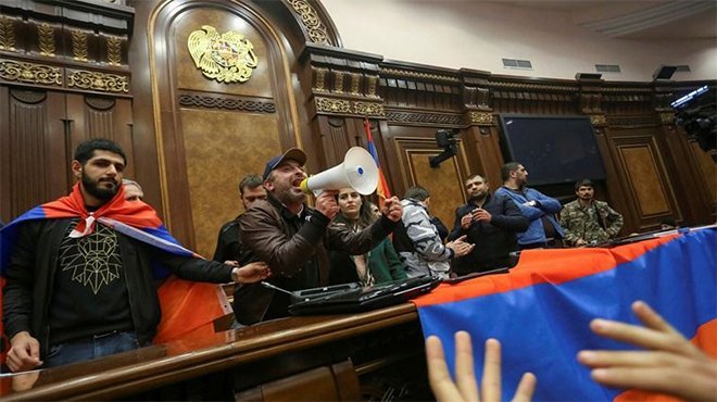 Erivan'da göstericiler hükümet binasını bastı
