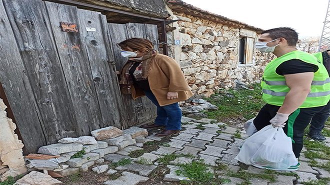 Erkekler erzağa, kadınlar maske dikimine