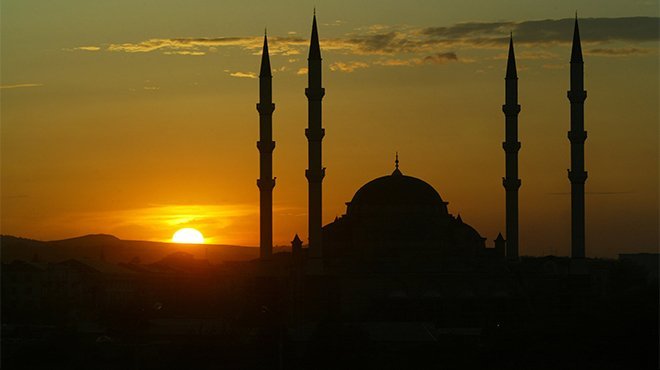 Erken okunan ezan şehri karıştırdı