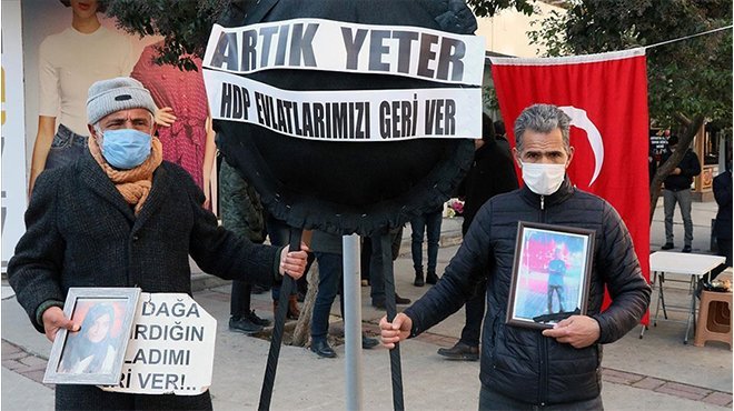 Evlat nöbeti tutan aileler HDP İzmir İl Başkanlığına siyah çelenk bıraktı