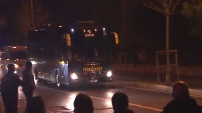 Fenerbahçeli taraftarlar takım otobüsüne saldırdı