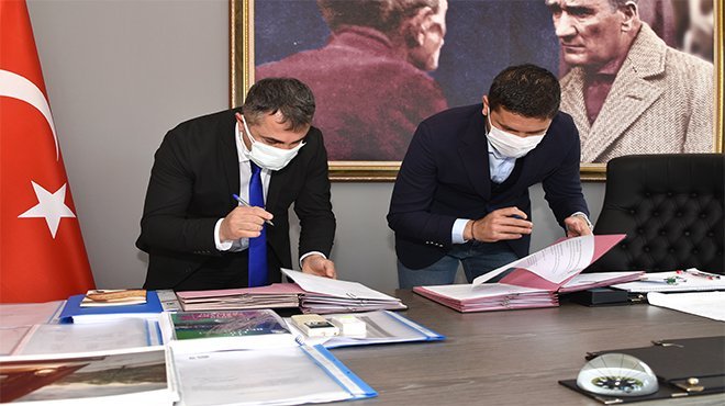 FOÇA BELEDİYESİ’NDE ÇALIŞAN MEMURLAR İÇİN YENİ SÖZLEŞME İMZALANDI