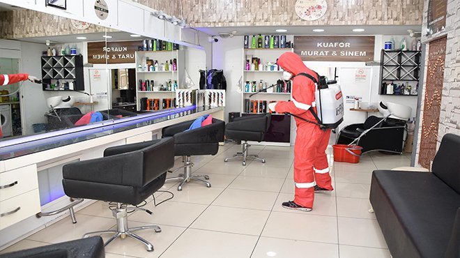 FOÇA’DA BERBER VE KUAFÖR SALONLARI DEZENFEKTE EDİLDİ