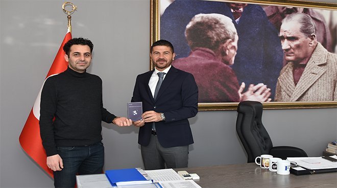FOÇALI GENÇ ŞAİR, YENİ KİTABINI BAŞKAN FATİH GÜRBÜZ İÇİN İMZALADI