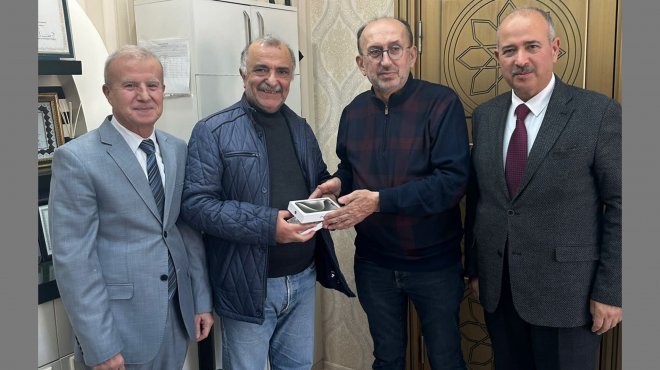 GAZETECİ YILMAZ DURMAZ’A KARŞIYAKA’YA HİZMET ÖDÜLÜ VERİLDİ...