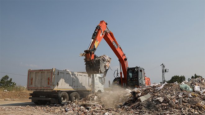 Gaziemir Belediyesi iki günde 40 kamyon moloz topladı