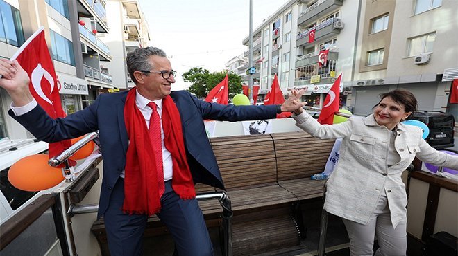 Gaziemir’in balkonlarında 23 Nisan coşkusu