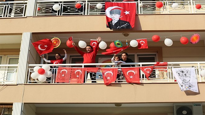 Gaziemir’in balkonlarında bayram coşkusu 