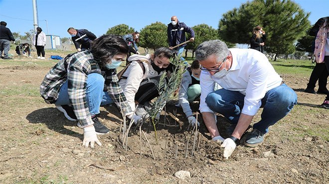 Gaziemirli çocuklar 200 zeytini toprakla buluşturdu