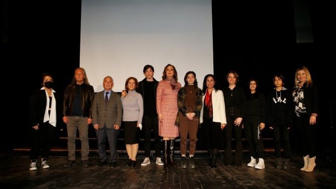 Genç ressamlar Konak’ta Ümran Baradan anısına yarıştı