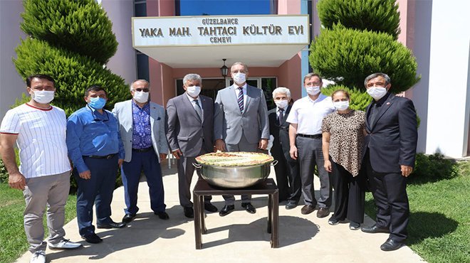 Güzelbahçe'de Aşure Kazanı Kaynadı, Lokmalar Dağıtıldı
