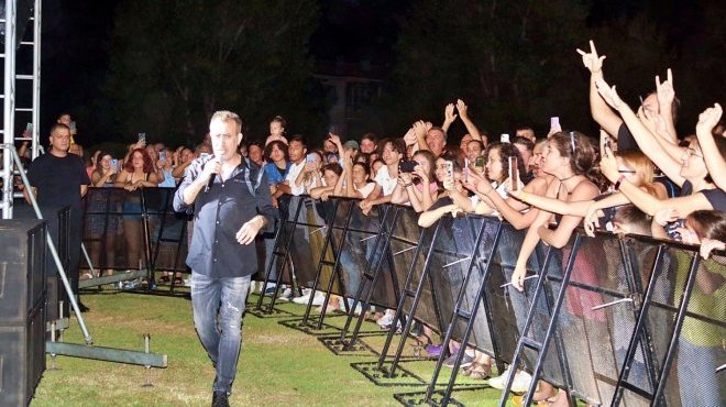 HALUK LEVENT FOÇADA GÖNÜLLERİ FETHETTİ