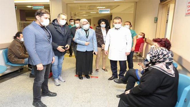 İzmir’de Koronavirüs Aşı Mesaisi Hastanelerde Gece 24.00’e Kadar Devam Ediyor