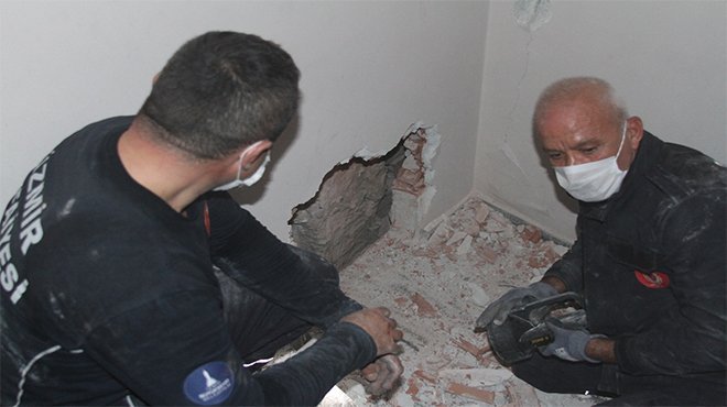 İki bina arasına sıkışan 