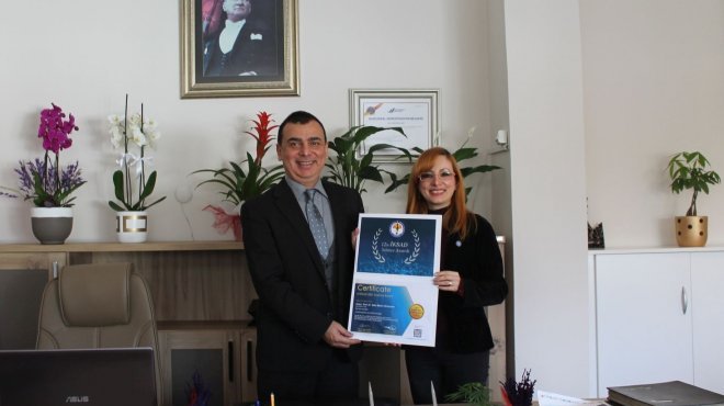 İKSAD’dan Egeli İletişimciye ödül