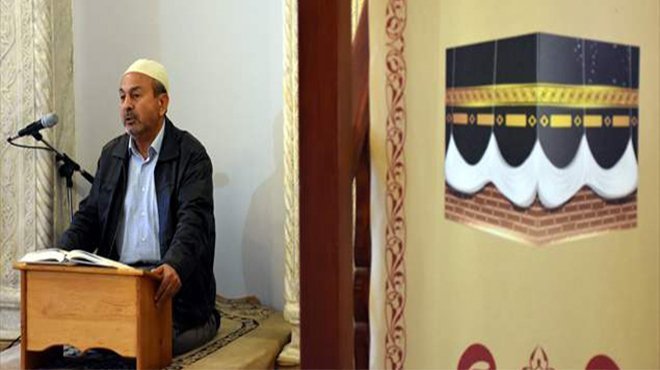 İmam canlı yayınlarla cemaate ulaşıyor