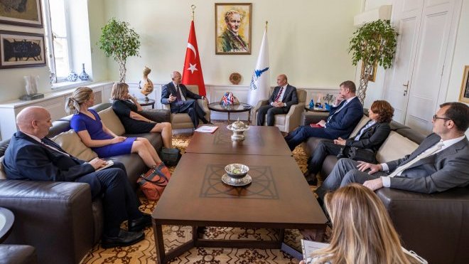 İngiltere Büyükelçisi’nden İzmir Büyükşehir Belediyesi’ne ziyaret