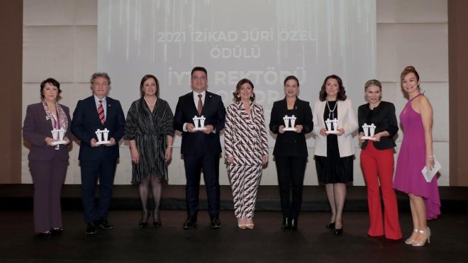 İZİKAD’dan kadın dostlarına ödül