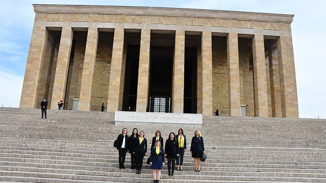İZİKAD’tan Anıtkabir’e geleneksel 8 mart ziyareti