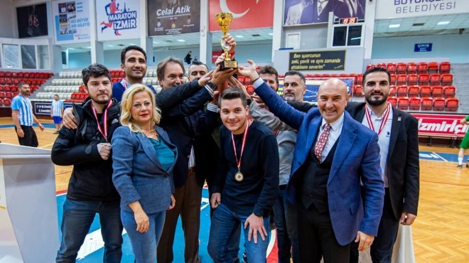 İZMİR BASIN LİGİ ŞAMPİYONU TSYD İZMİR SPOR KUPASINI BAŞKAN SOYER’İN ELİNDEN ALDI