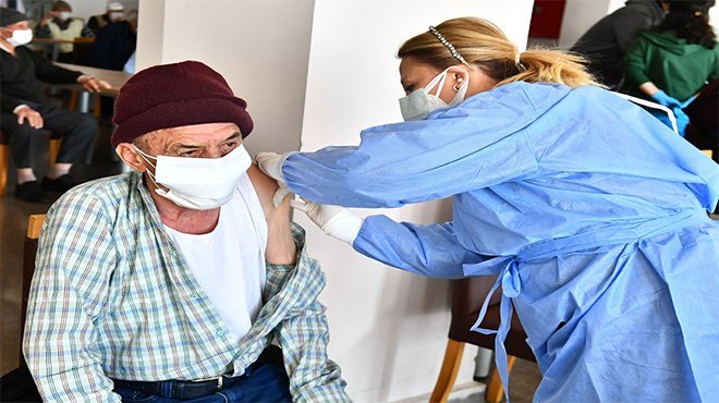 İzmir Büyükşehir Belediyesi Sosyal Yaşam Kampüsü’nde ilk doz aşılar yapıldı