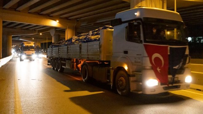 İZMİR BÜYÜKŞEHİR’İN İŞ MAKİNELERİ YOLA ÇIKTI