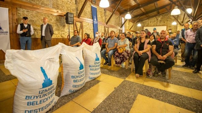İzmir Büyükşehir yem fiyatlarından canı yanan üreticiye desteğini sürdürüyor
