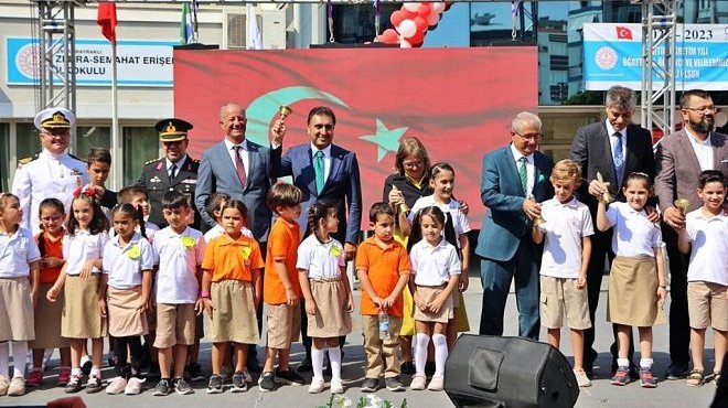 İZMİR’DE 2022-2023 EĞİTİM ÖĞRETİM YILI İLK DERS ZİLİ ÇALDI