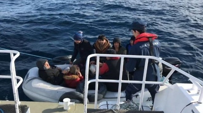 İzmir'de 8 Düzensiz Göçmen Yakalandı