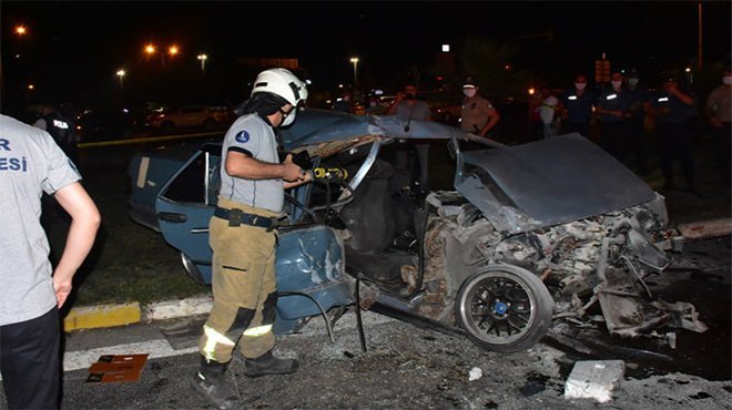 İzmir'de Belediye otobüsü ile otomobil çarpıştı