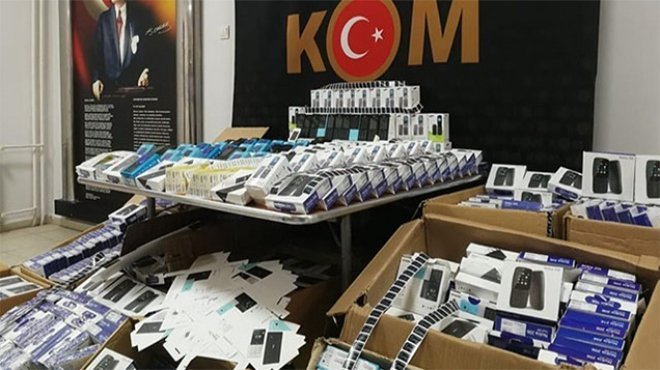 İzmir'de binlerce liralık gümrük kaçağı ürüne el konuldu