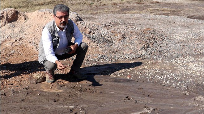 İzmir'de depremin ardından iki ayrı noktada sıcak su çıkmaya başladı