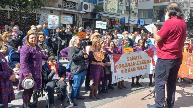 İzmir'de Dünya Tiyatro Günü coşkuyla kutlandı