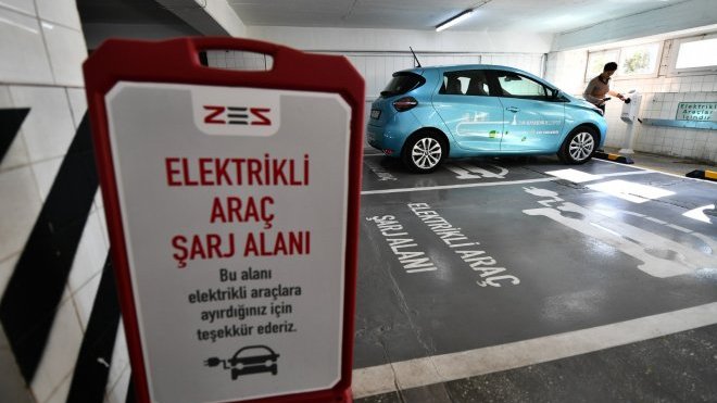 İzmir'de elektrikli araç şarj istasyonu sayısı arttı