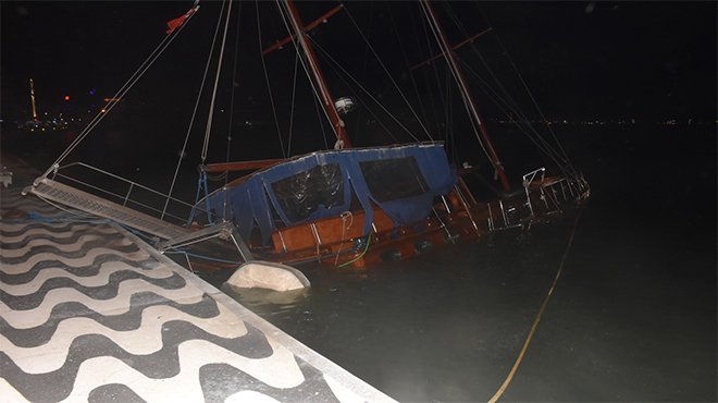 İzmir'de fırtına; ağaçlar devrildi, çatılar uçtu