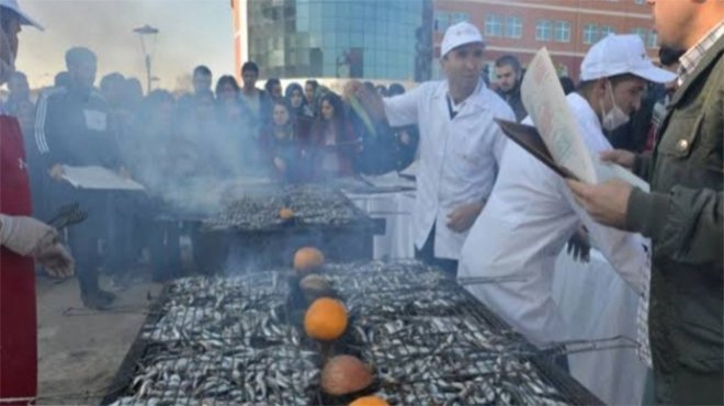 İzmir'de Hamsi Festivali; 10 ton hamsi tüketildi, horon oynandı