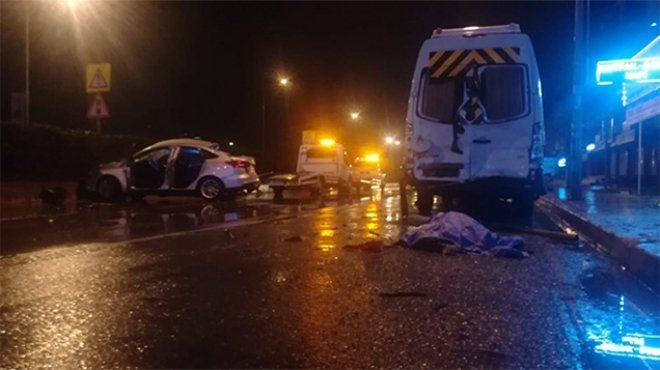 İzmir'de minibüse çarpan otomobil sürücüsü öldü