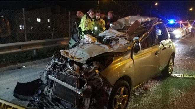 İzmir'de otomobil tıra arkadan çarptı: 1 ölü, 1 yaralı