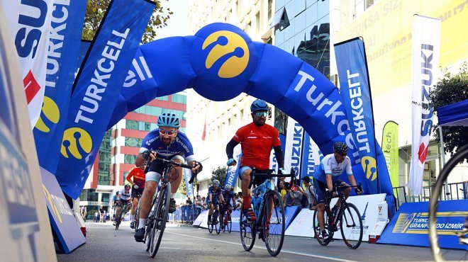 İZMİR'DE PEDALLAR SÜRDÜRÜLEBİLİR BİR DÜNYA İÇİN DÖNDÜ