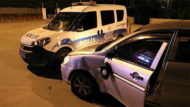 İzmir'de polis aracına çarpan alkollü şahıs yakalandı