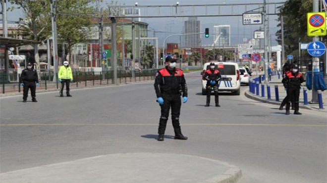 İzmir'de polis denetimlerini sürdürüyor