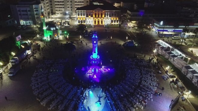 İzmir'de Ramazan sofrası kuruldu