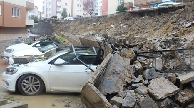 İzmir'de sağanak nedeniyle çöken istinat duvarı 29 araca zarar verdi