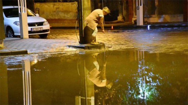 İzmir’de sağanak yağış etkili oldu