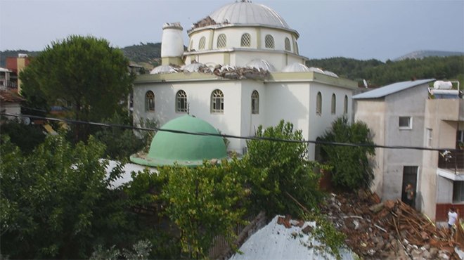 İzmir'de sağanak yağış ve fırtına ortalığı savaş alanına çevirdi