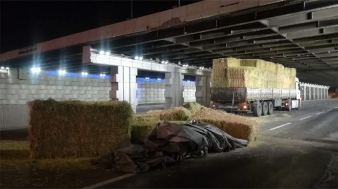 İzmir'de saman yüklü TIR alt geçide sıkıştı